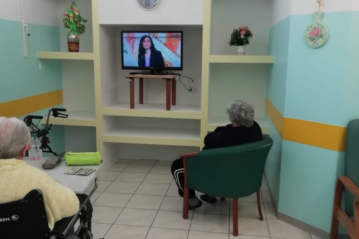 Ospiti guardano la televisione