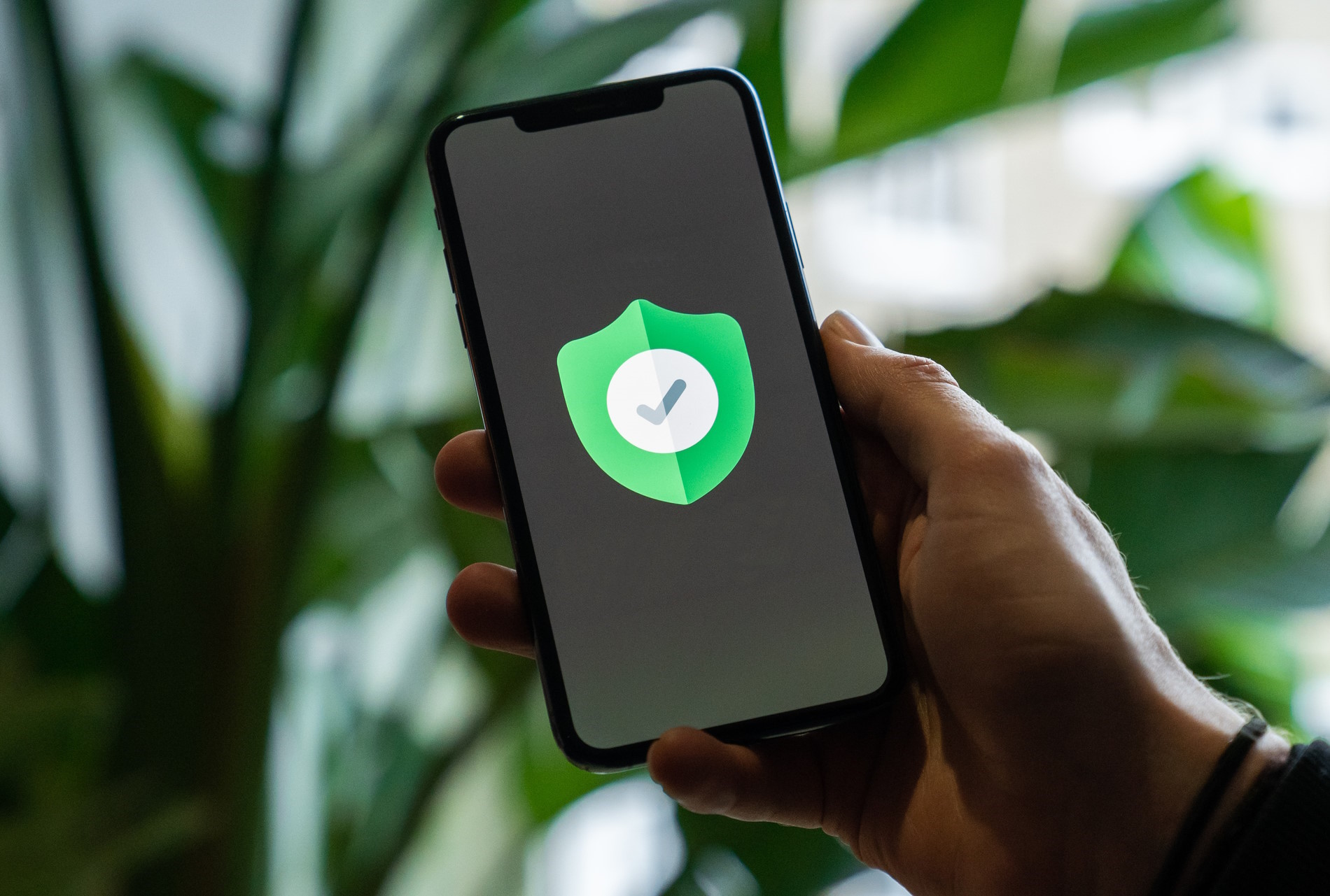 Cellulare con scudo verde